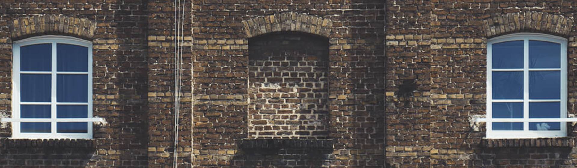 Inspectie van loodslab tussen plat dak en gevel voor onderhoud