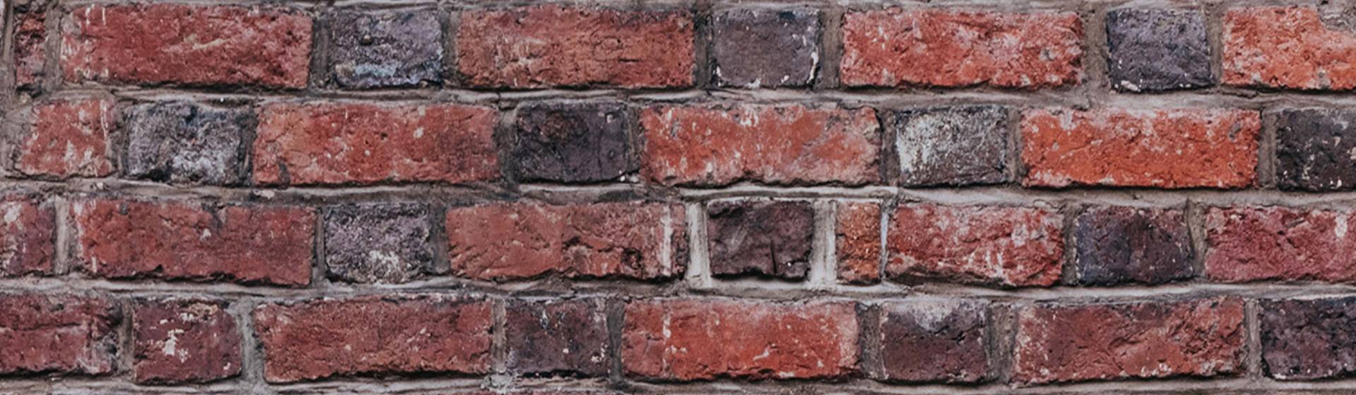 Professionele reparatie van gat in buitenmuur door ervaren metselaars