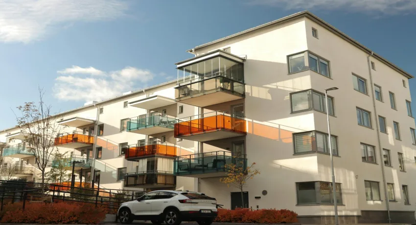 Appartementencomplex met balkons, gevel van een VvE in onderhoud