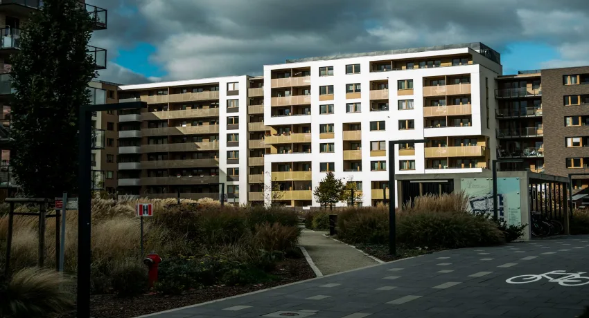 Gestapelde woningbouw met meerdere woonlagen in onderhoud