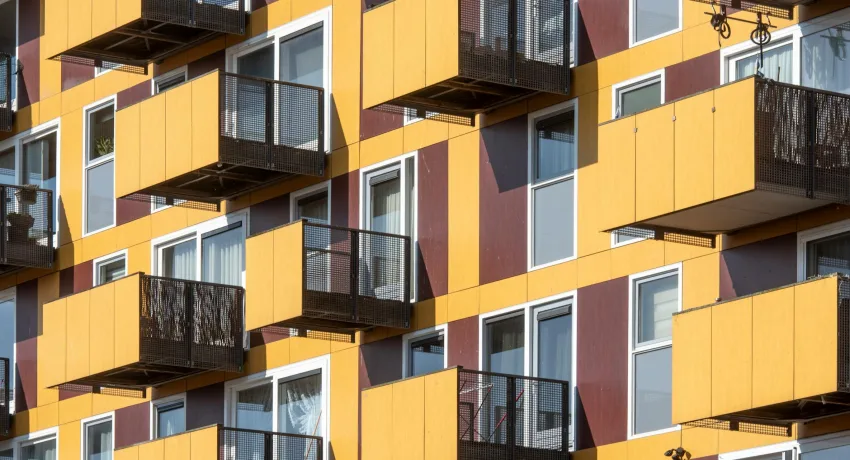 Schone basis gevel reinigen voor voegen zandstralen resultaat