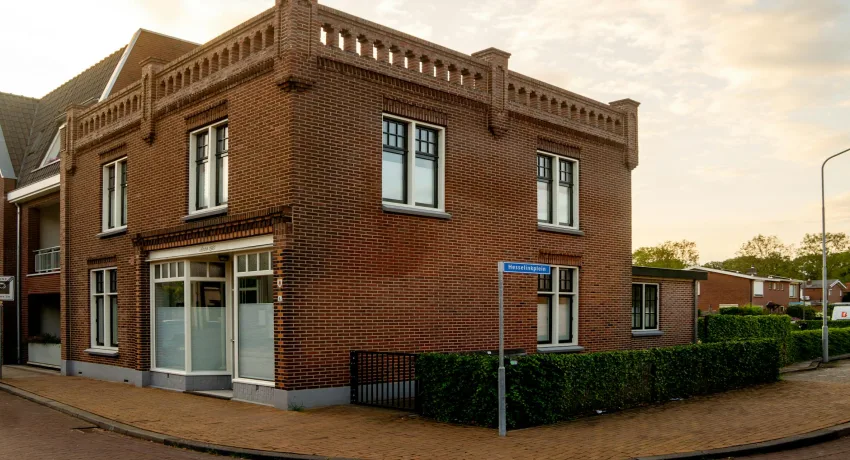 Vergelijking van zandstralen en vochtstralen als gevelreinigingstechniek voor ondergrondvoorbereiding