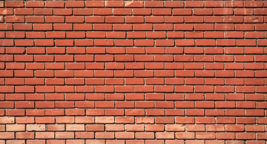 Scheuren in stucwerk aan een binnenmuur worden professioneel geïnspecteerd