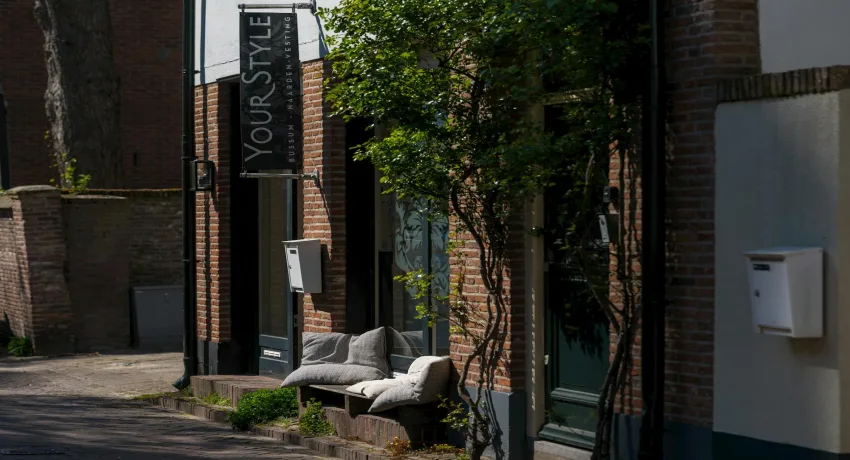 Professioneel herstel van scheuren in stucwerk stap voor stap uitgevoerd