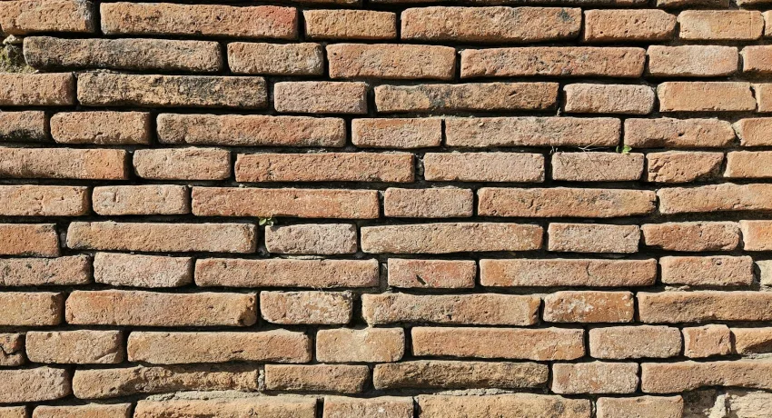Vochtschade aan metselwerk door langdurige insijpeling wordt professioneel hersteld