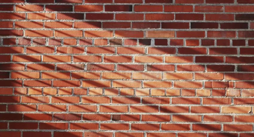 Zorgvuldig uithakken van voegen bij kalkzandsteen door ervaren voegspecialist
