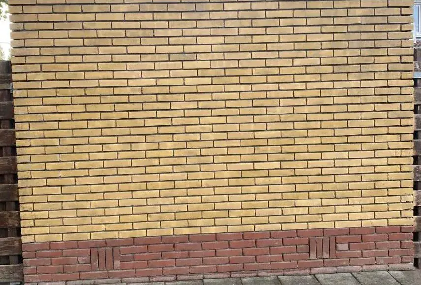 Vakman bezig met voegwerk vernieuwen en voegen renoveren van gevel