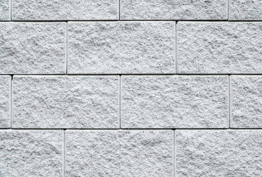 Metselwerk na zandstralen klaar voor kaleien schilderwerk