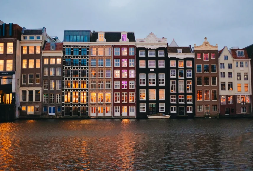 Knipvoeg herenhuis met historische details professioneel hersteld