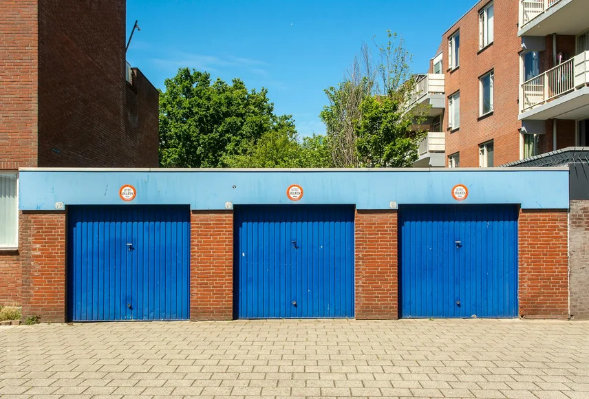 Beschadigd voegwerk in parkeergarage met vochtschade