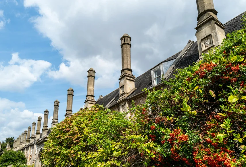 Beschadigd loodwerk rond schoorsteen dat vervangen moet worden