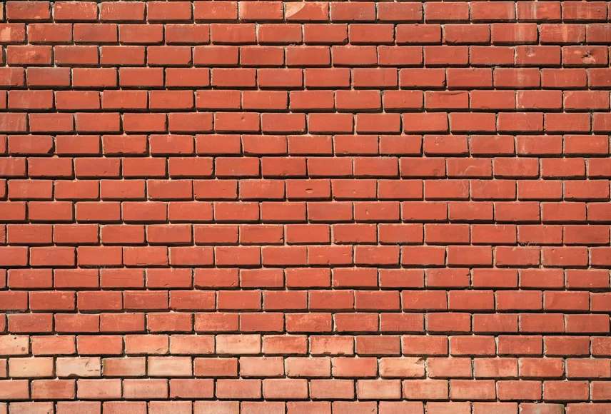 Vakman bezig met gevel voegen renovatie planning