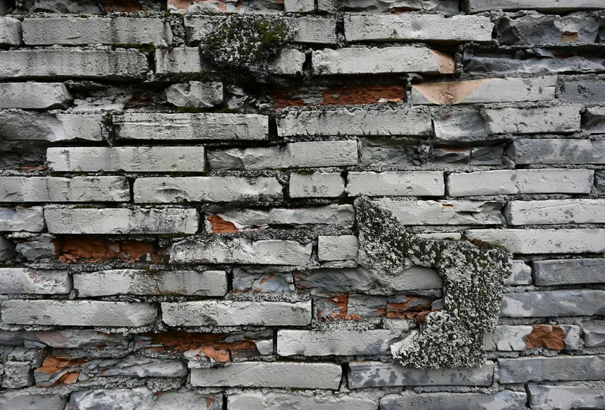 Beschadigde bakstenen met scheuren en verwering