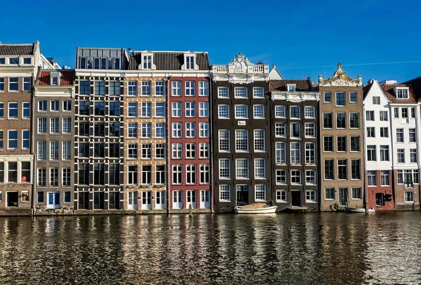 Beschadigde knipvoegen bij historisch herenhuis die restauratie nodig hebben