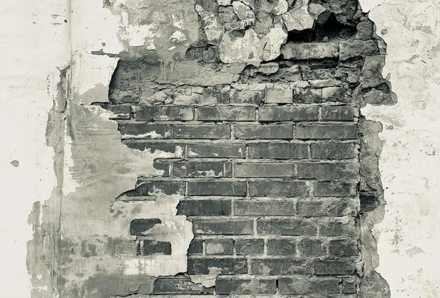 Vakman berekent voegwerk herstellen kosten voor gevelproject