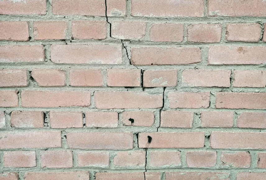 Scheur in muur repareren door professionele gevelspecialist