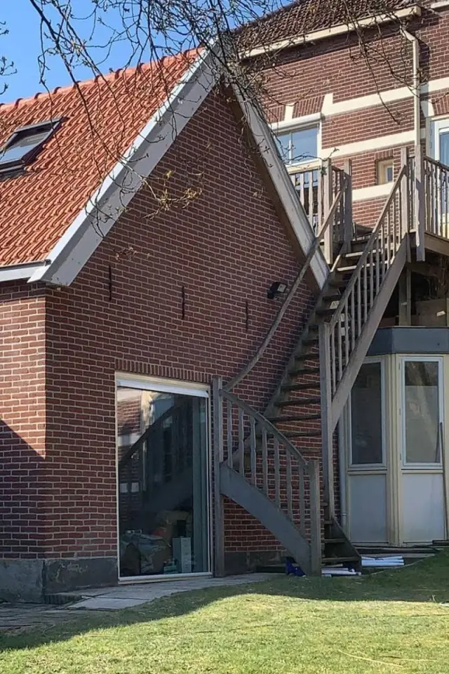 Gevel voor restauratie met verflagen