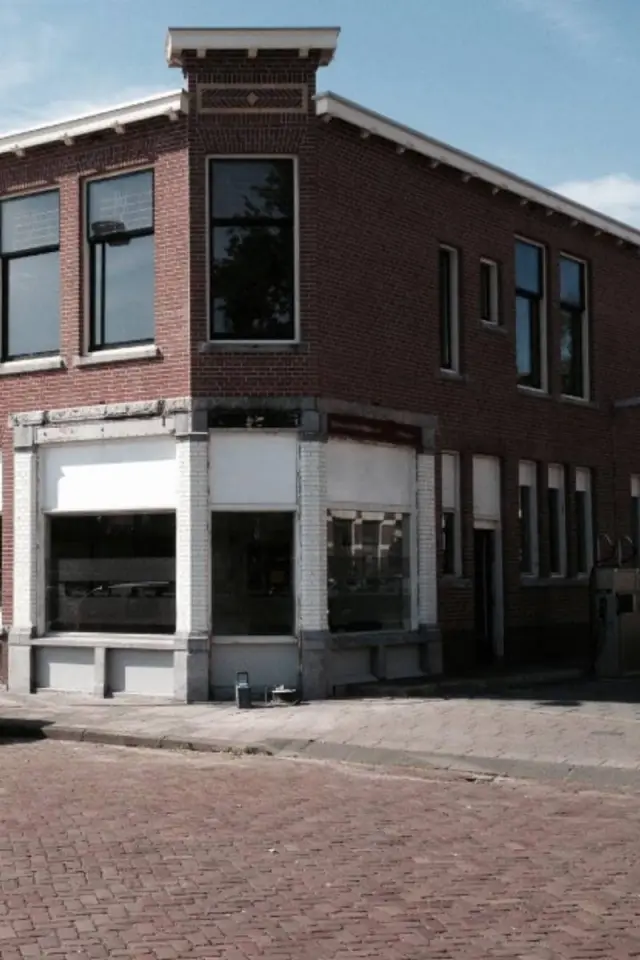Gerestaureerde historische gevel in Haarlem met knipvoeg